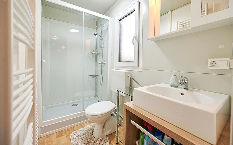 Kopalnica v mobilni hiški