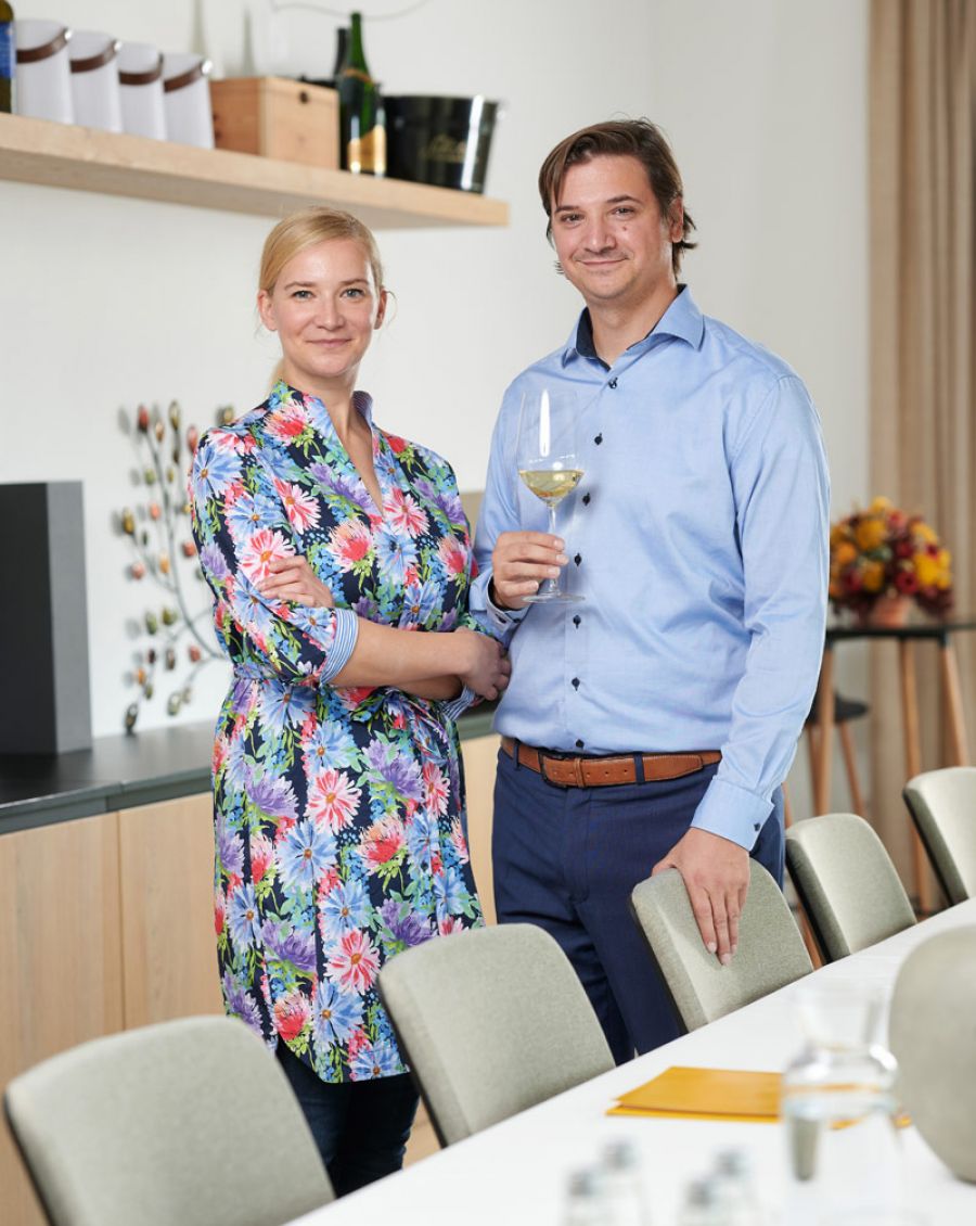 Gostitelja se predstavita